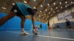 詹姆斯复出首战，湖人险胜快船